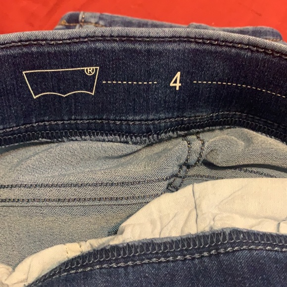 Women’s pull on Levi’s - Picture 3 of 5
